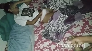 Flagrei minha enteada se masturbando para dormir,fudi a bucetinha inocente dela sem camisinha e gozei